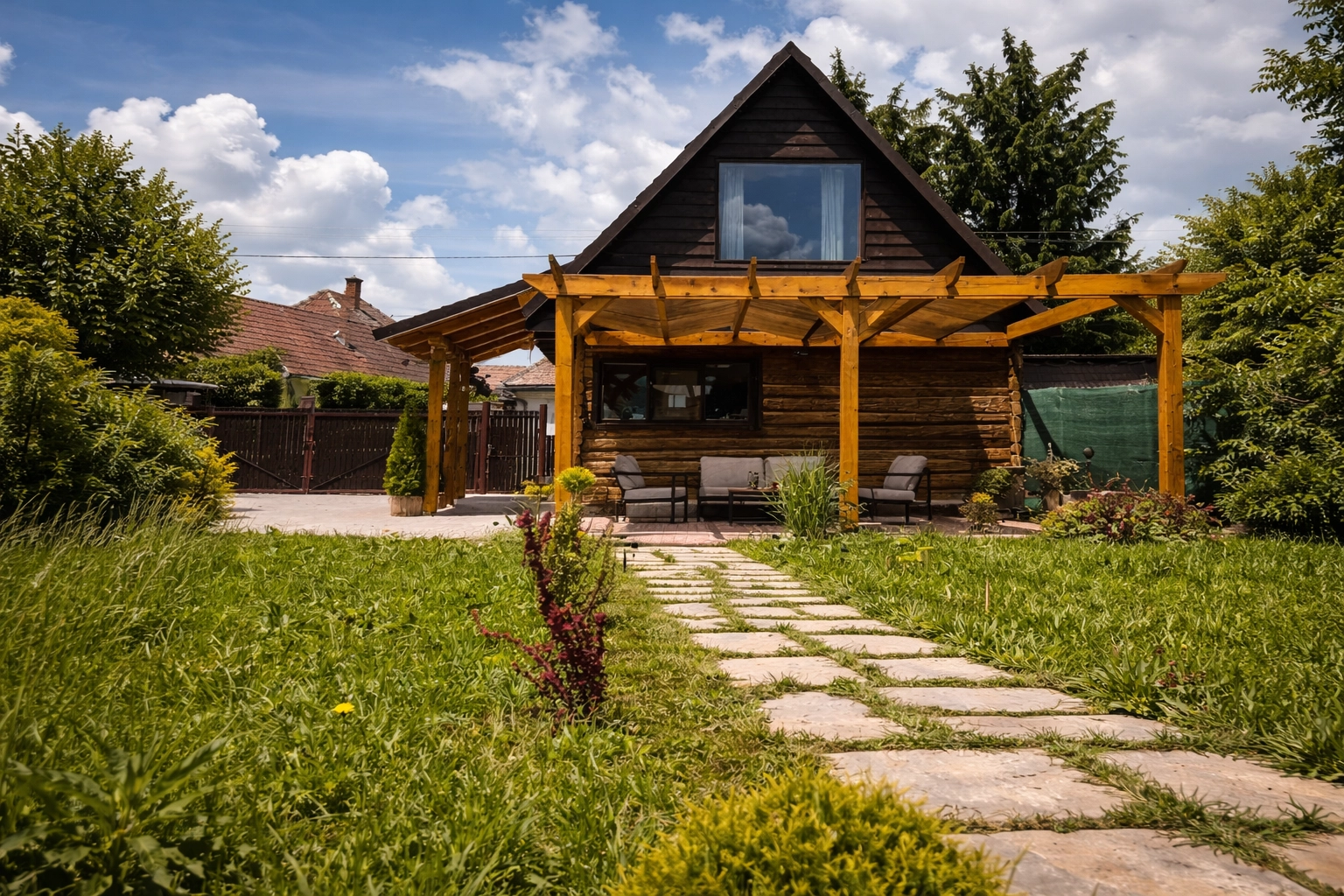 Gradina casei cu elemente rustice și armonie naturală